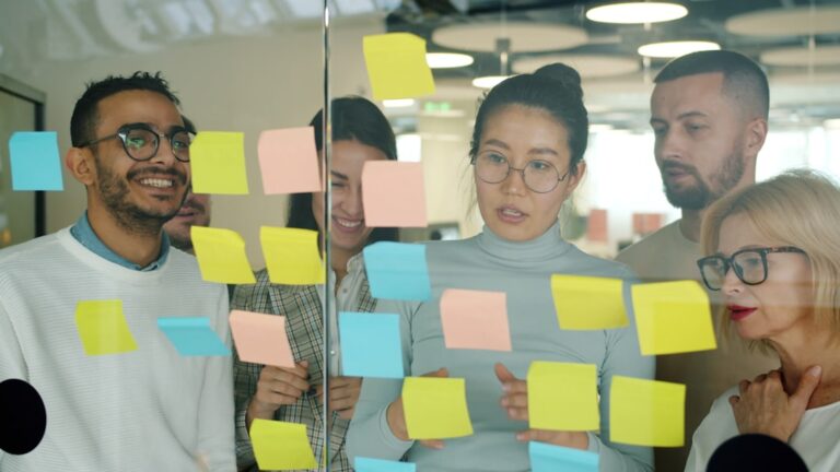 Brainstorming Da Equipe Com Notas Adesivas Coloridas No Vidro euNzbqwIIUI