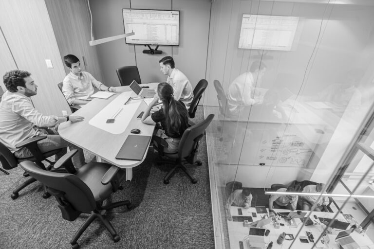 Reuniao De Equipe Em Uma Sala De Conferencias Moderna aNTsx7Fl4T0