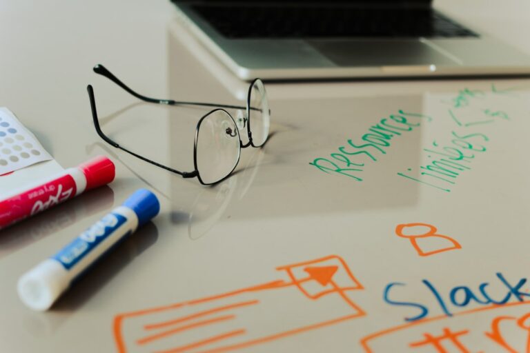 Vidros E Marcadores Em Um Quadro Branco Com Notas Om90tiQWEz8