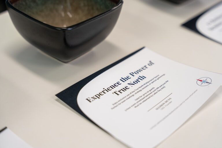 Uma Tigela E Um Papel Exibem O Poder Do Norte Verdadeiro UG_QMejF4LA