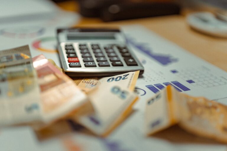Uma Calculadora Sentada Em Cima De Uma Pilha De Dinheiro ZR7nFjjIAWE