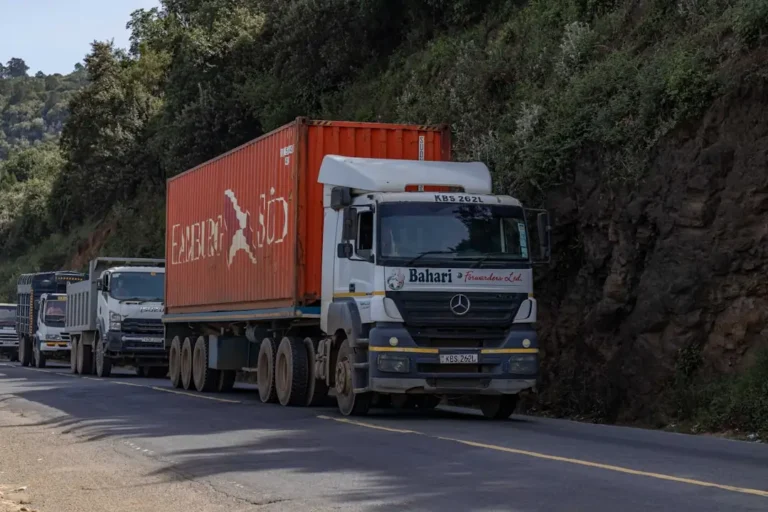 Um Caminhao Dirigindo Por Uma Estrada Ao Lado De Uma Montanha TyT S1W_9bQ